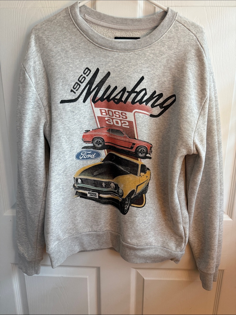 Hollister -Relaxed Fit -  Mustang Graphic Crewneck Sweatshirt - Light Gray